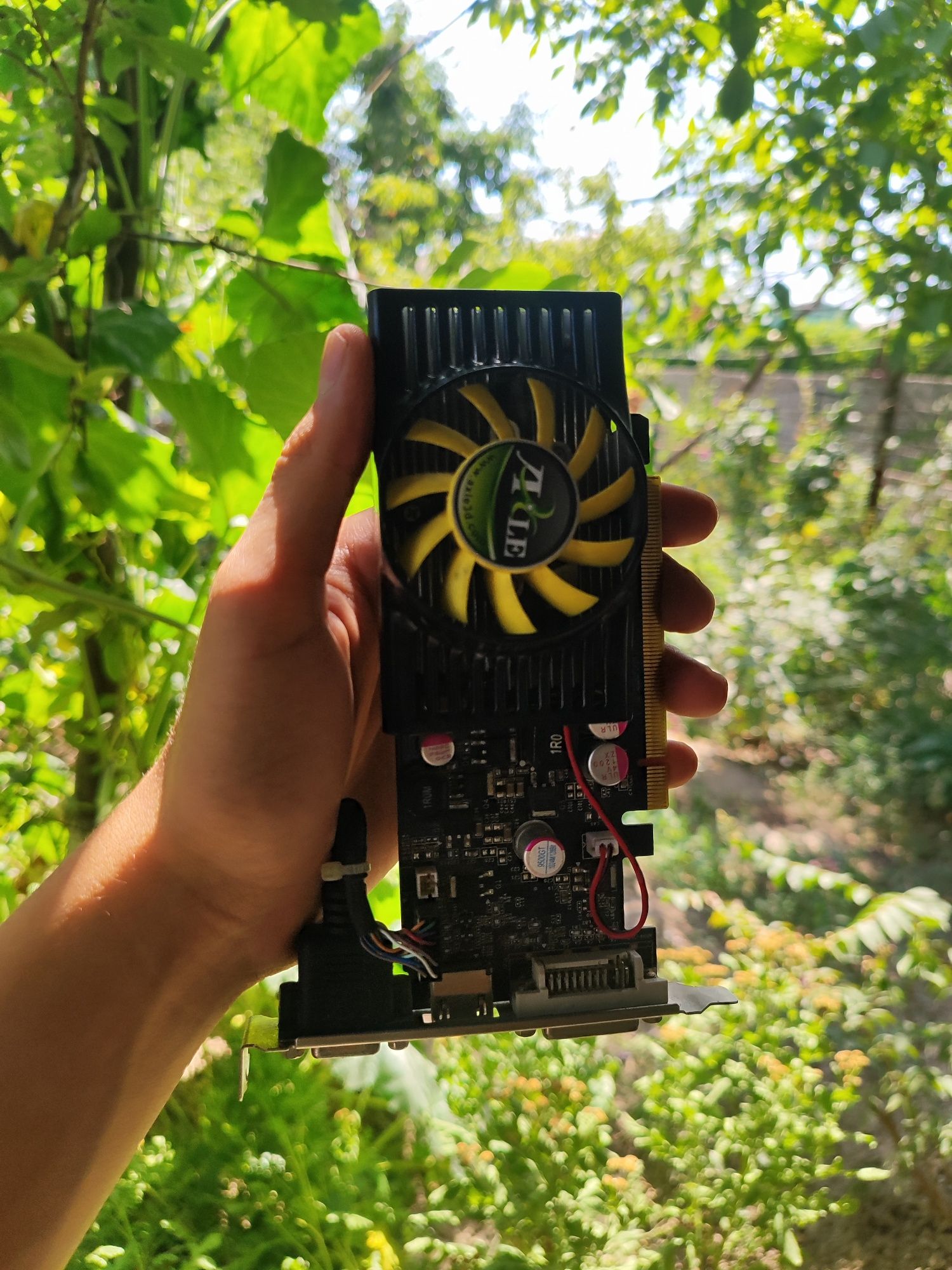 Продаю видеокарту Axle GeForce GT 210 512MB DDR3