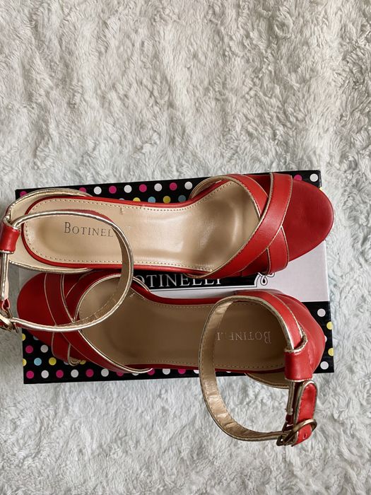 Vând sandale roșii 39