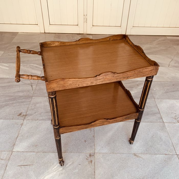 Винтидж масичка на колелца-сервира стил и чар