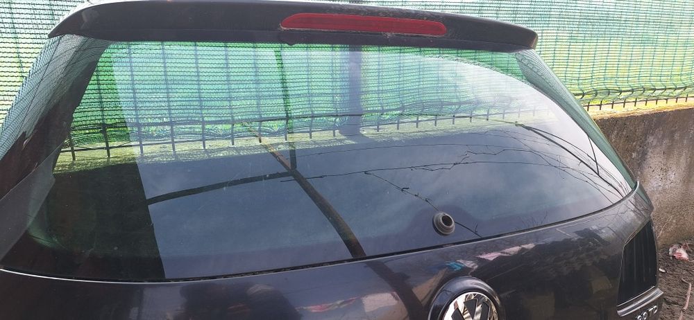 Vând luneta spate de passat b 6 original,vând cu tot cu haion