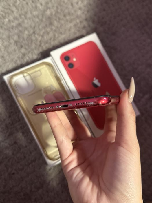 Iphone 11,капацитет 74%, идва с кабел и калъф,за повече инфор на лично