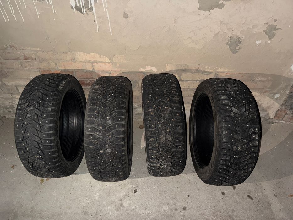 Продам шипованную зимннию резину .