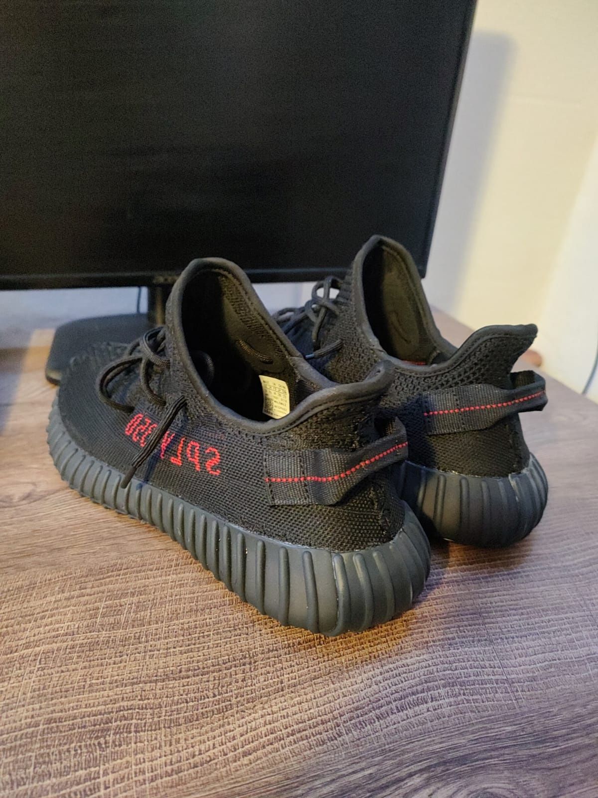 Vând yezzy 350 v2