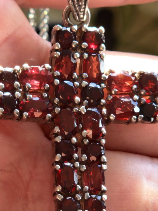 Lănțișor din argint cu pandantiv în formă de cruce – pietre roșii