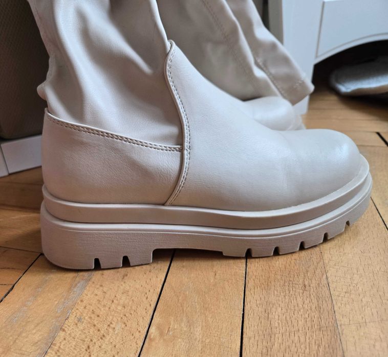 Високи ботуши цвят екрю