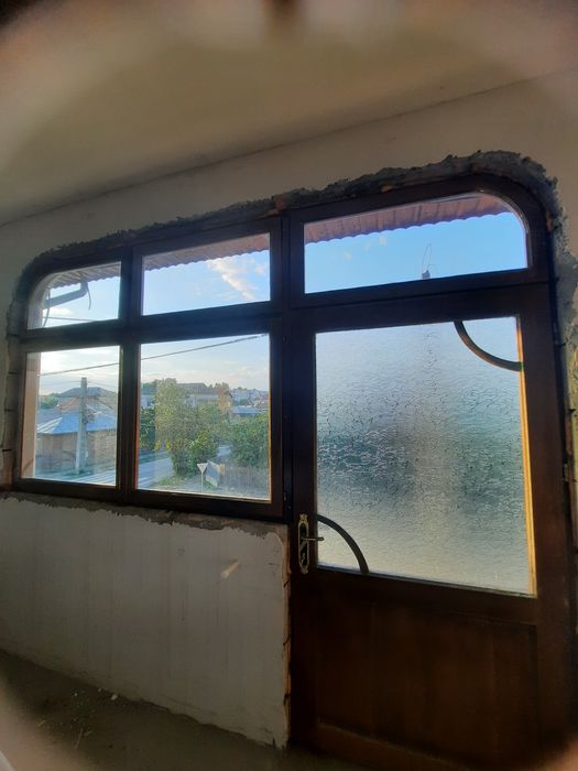 Vând 4 uși si 8 geamuri