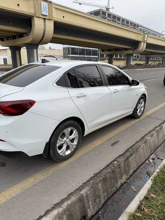 продается, кредит 4000 ONIX 2023 год, 27000 км. 6-поз. чистый. тюнинг