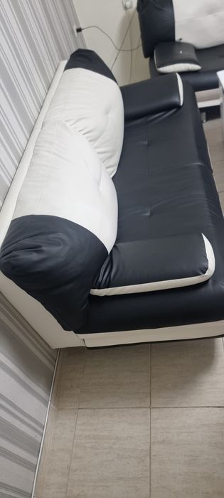 Два кожени дивана с 2 маси, отлично състояние