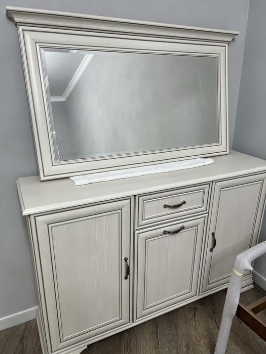 Продам комод с зеркалом