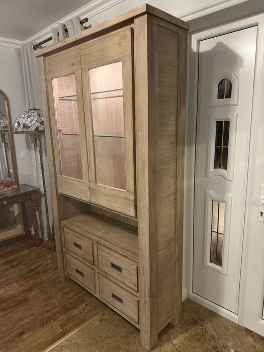 Set din lemn masiv ,vitrina si masa cu scaune din piele