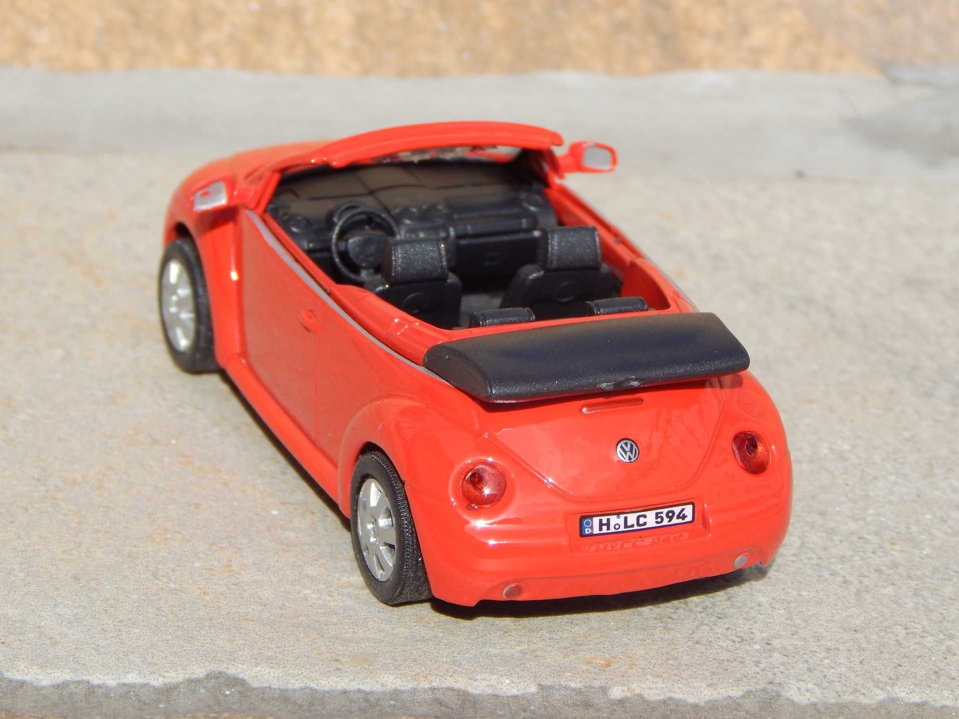 Macheta Volkswagen New Beetle Cabrio 1998 sc 1:43 cu ambalaj