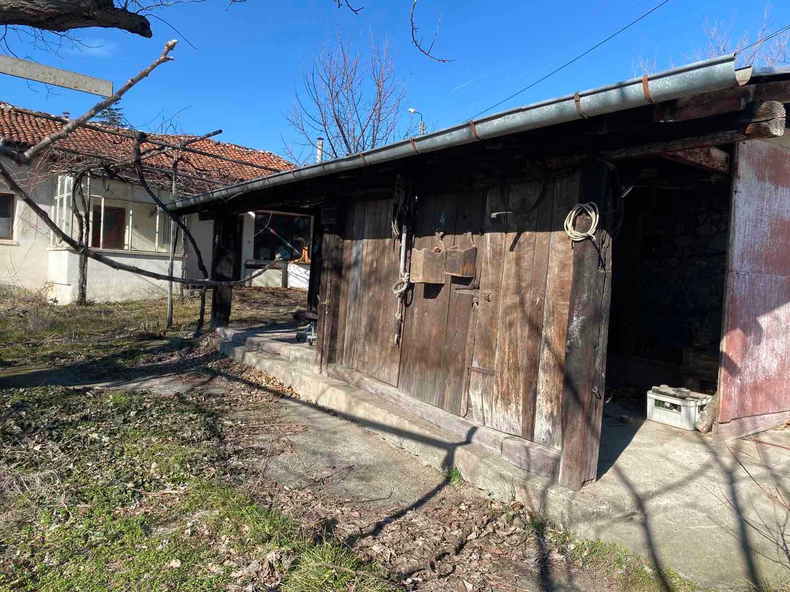 КЪЩА с РЗП 75 кв.м., двор 800 кв.м., село Васил Левски