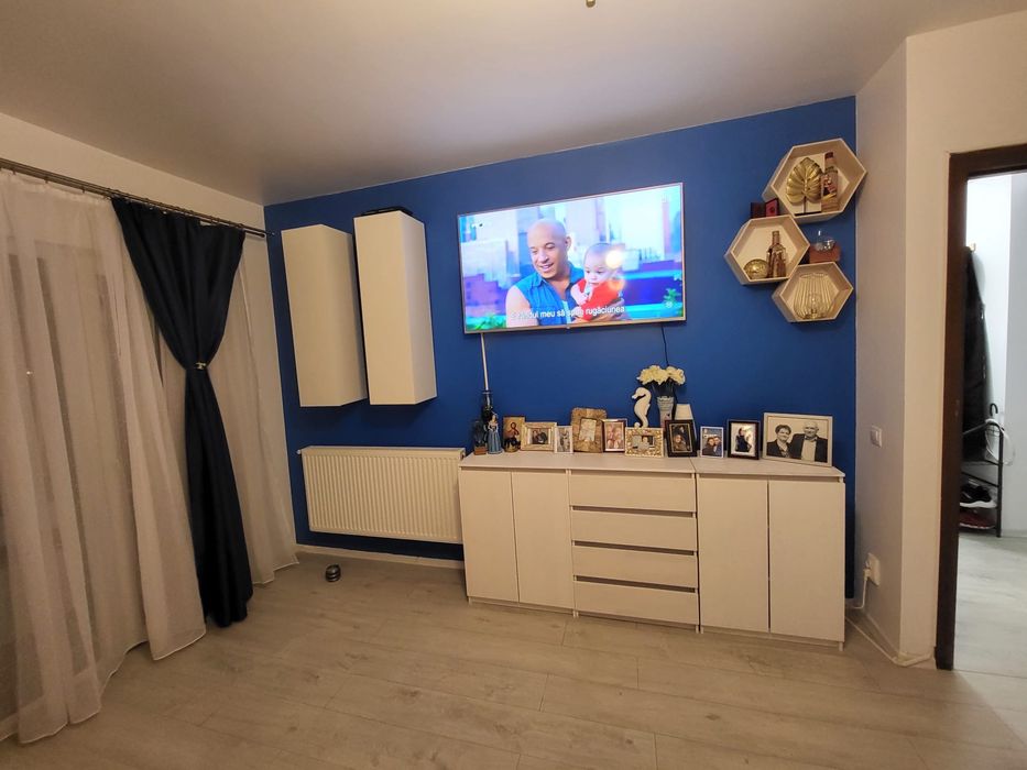 Vand apartament cu 2 camere si parcare privata