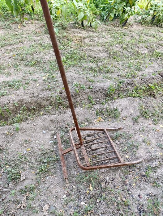 Dispozitiv pentru săpat gradina