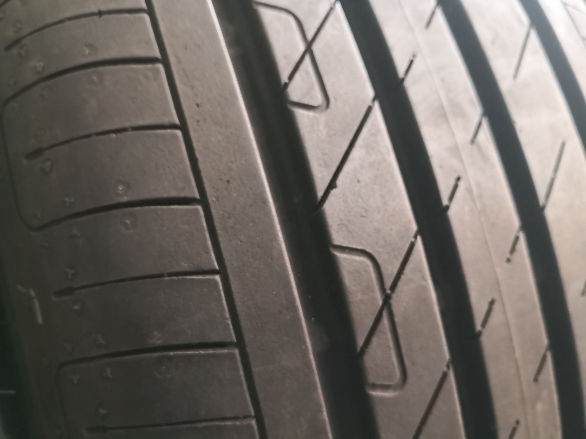 215 50 18 цола гуми като нови Goodyear dot 21 22 falken dot24