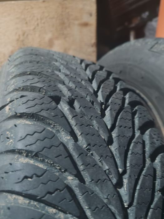 Vând anvelope iarna 195/60 r15