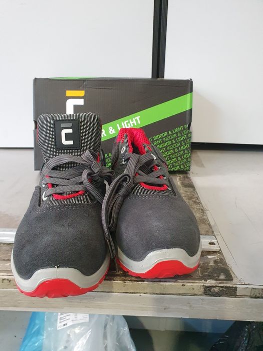 Vând bocanci cu protecție metal nr 41