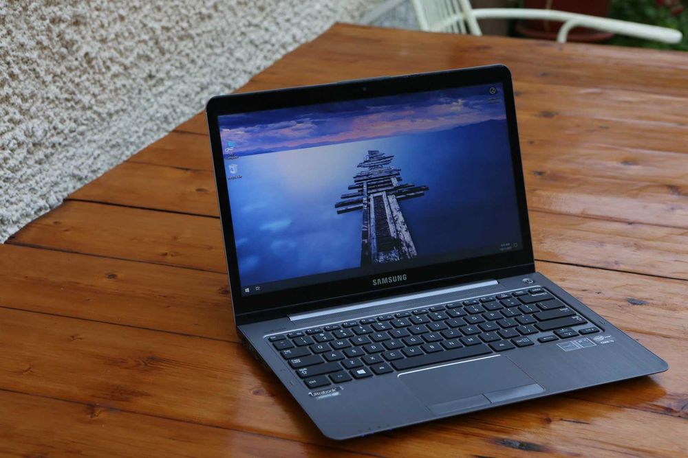 Лаптоп Самсунг с 12 гб РАМ с32 SSD  512 HDD за данни с тъчскрийн 13"