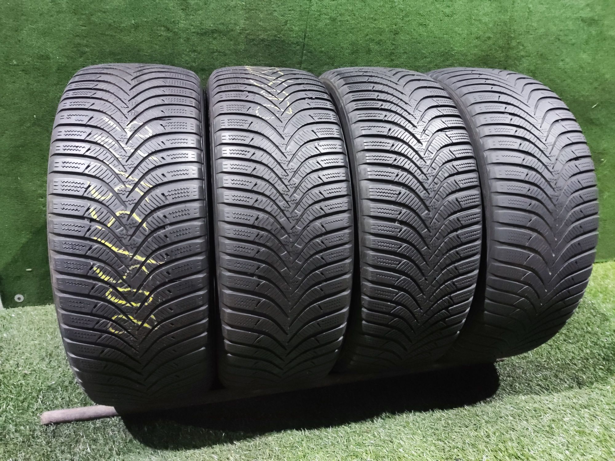 4бр зимни гуми 205/55/16 Hankook 
5.5/5.8
Добро състояние на гумите, б