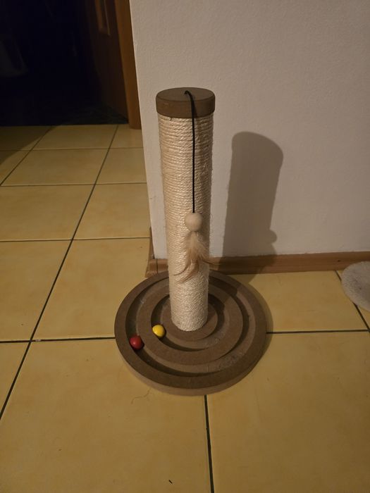 Zgarietoare pisici cu jucarii