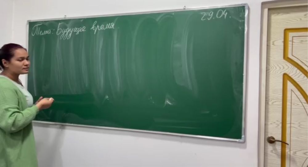 Парты и стулья/ доска/ двери