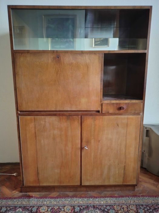 Donez mobila(biblioteca, vitrina).