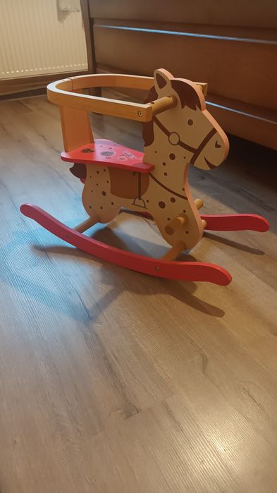 Дървено, люлеещо се столче