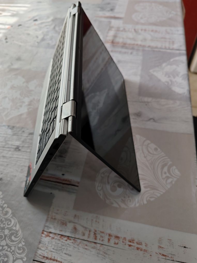 Laptop 2 in 1 touch-screen Lenovo yoga