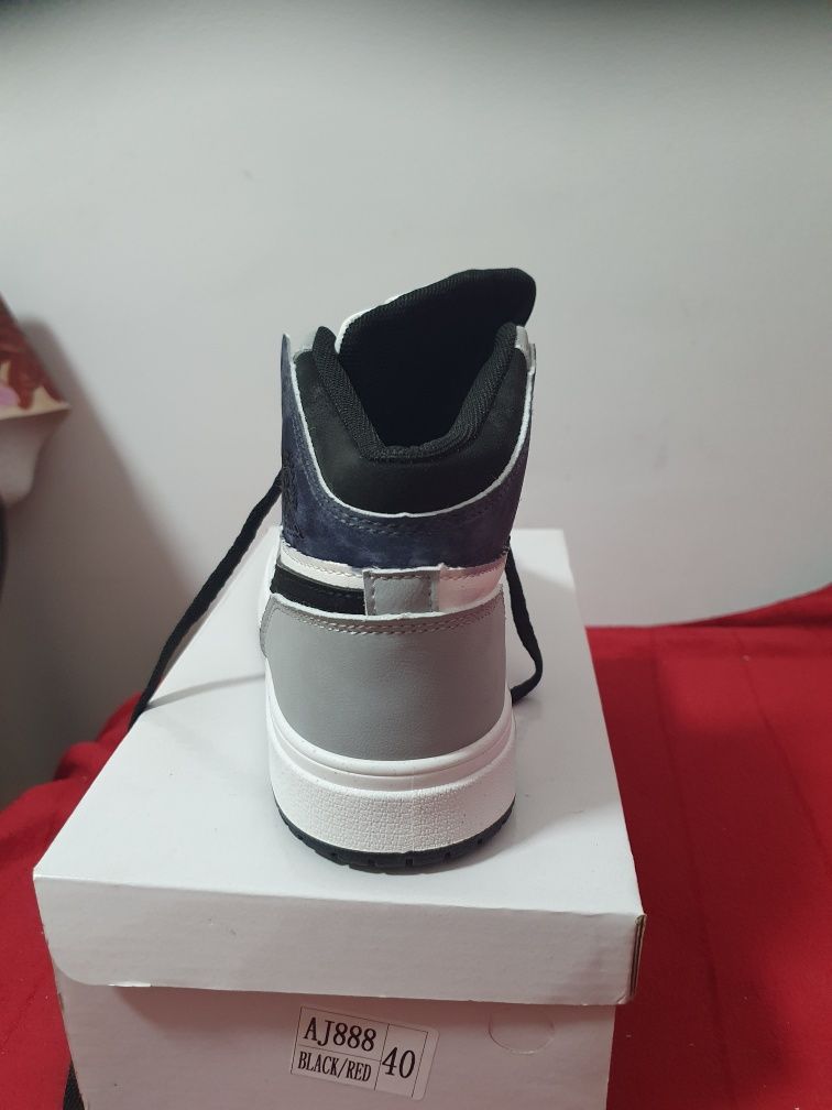 Adidasi Air Jordan 1 mid