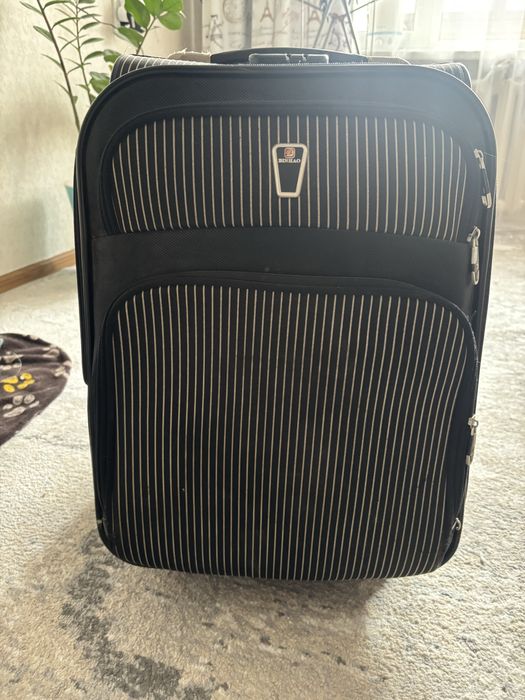 Продам туаневый чемодан б/у