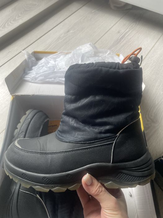 Продам ботинки на мальчика 8-10 лет