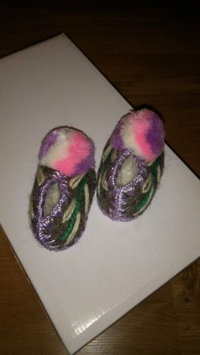 Pantofi/botosei superbi bebe, nr. 16, din lana si talpa din piele- NOI
