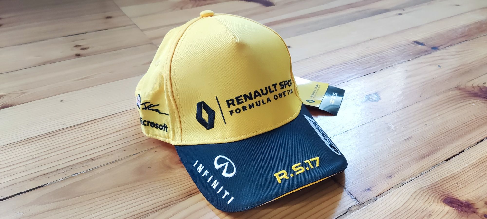 Mrecedes AMG F1 и Renault F1 оригинални якета, тетиски, шапки