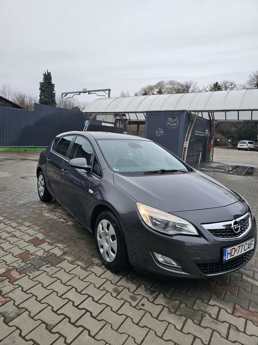 Opel Astra J • 1.6 benzina aspirat • 2011