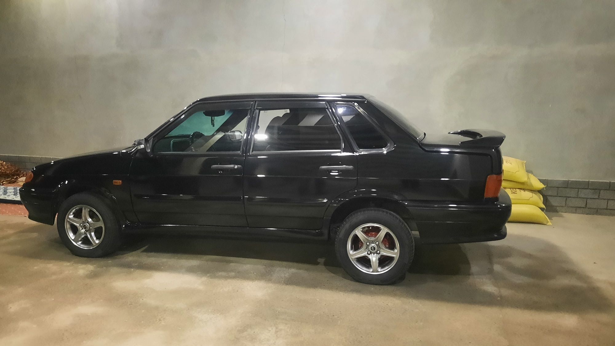 Lada moshinasi sotiladi 3000$ kelishiladi