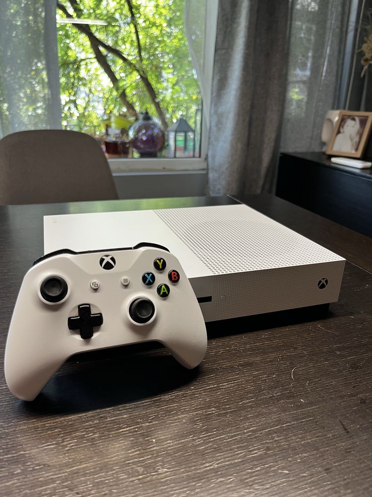 Xbox One S 1TB с контролер