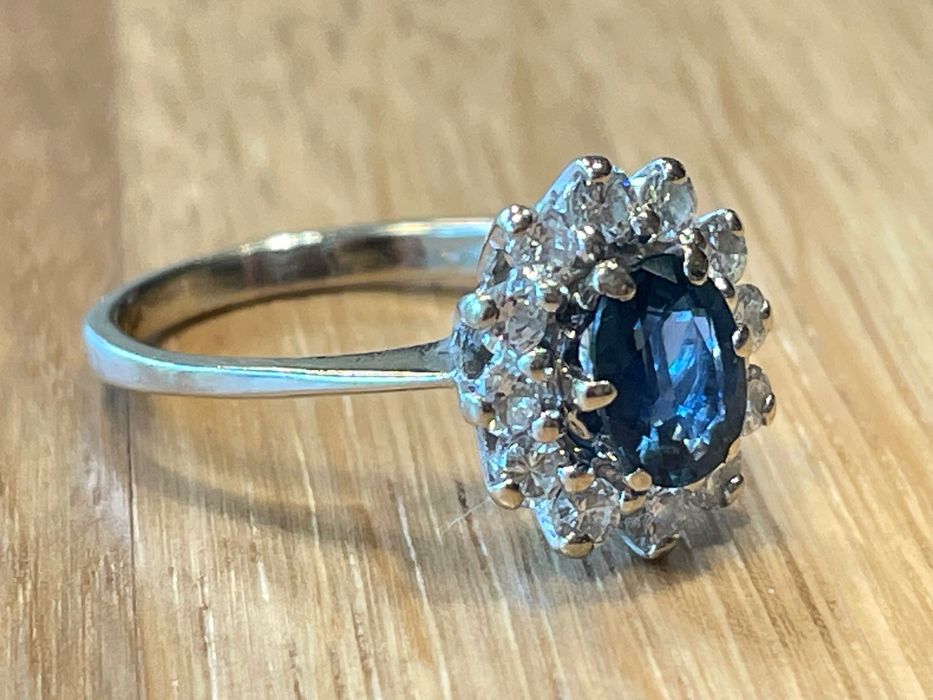 Inel aur alb 18 k cu safir natural 0,73 kt si diamante 0,5, certificat