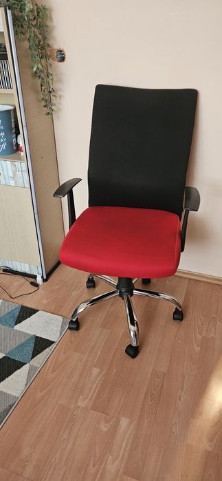 Запазени 2 бр. офис столове