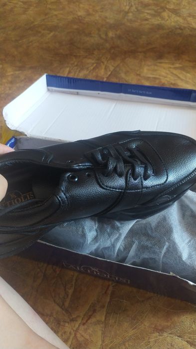 Кроссовки мужские 2 пары одна пара 4 тыс продаю срочно 38 .39 размер