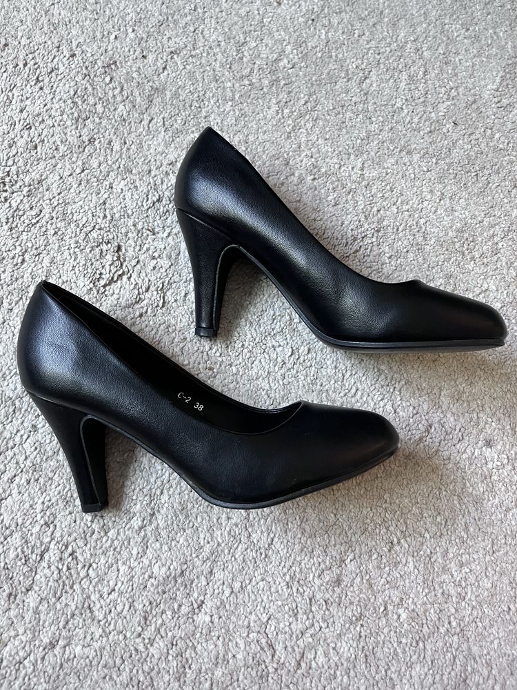Pantofi cu toc marimea 38 (culoare negru)