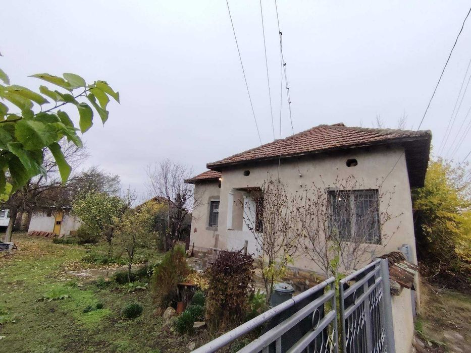 Къща в близост до река Искър/ област Плевен .