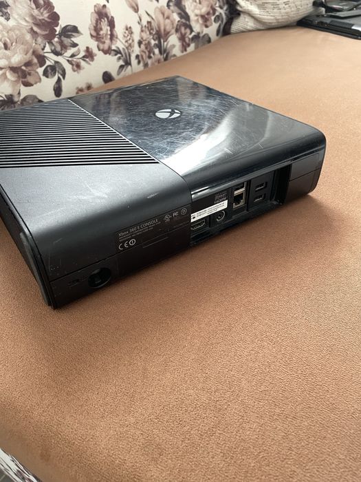 Xbox 360 E със игри