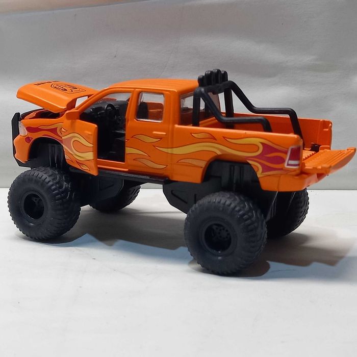 Siku Dodge Ram 1500 cu anvelope cauciuc, scara 1/50, ca nouă