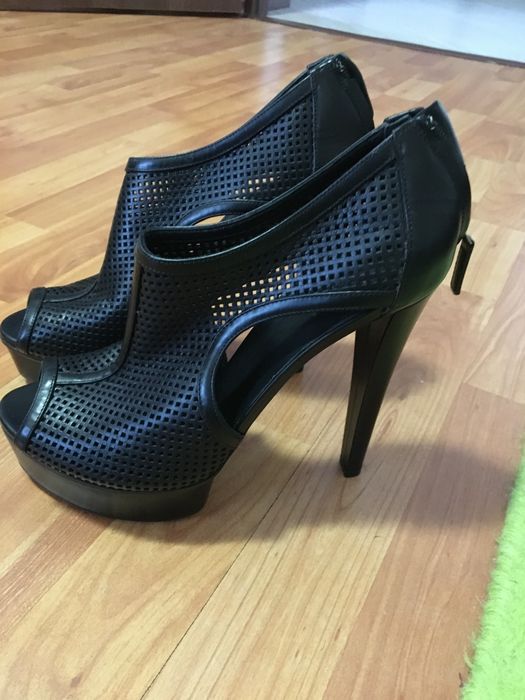 Sandale , botine 37 originale Gucci Black Perforated Leather Kim Platf