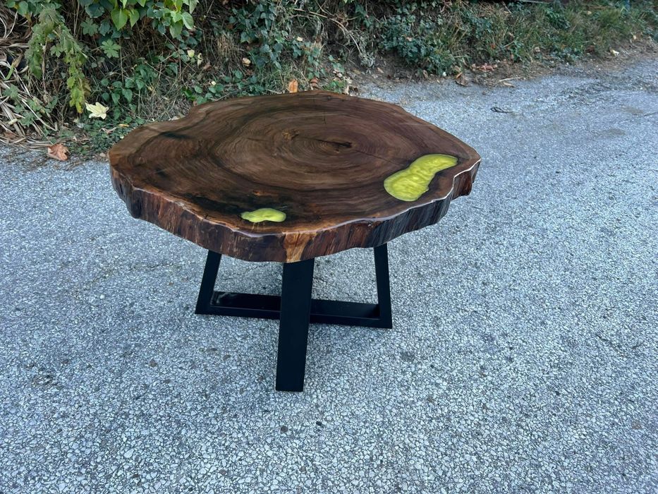 Уникална холна маса от орех и епоксидна смола