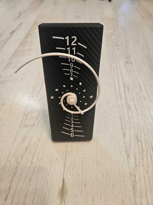 Ceas distinctiv/decorativ Fibonacci cu indicator spiralat, negru/alb