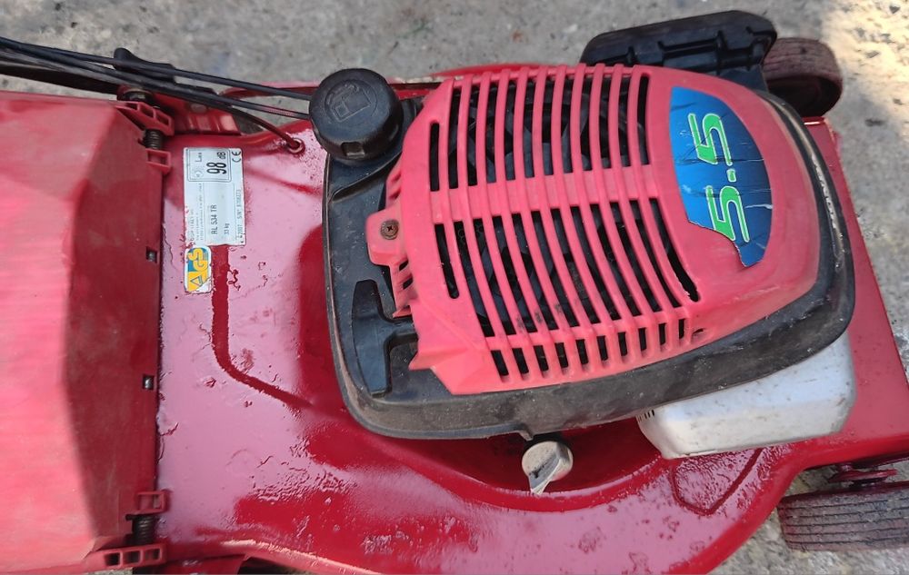 Masina de Tuns Iarba pe Benzina  in 4 Timpi cu Autopropulsie.