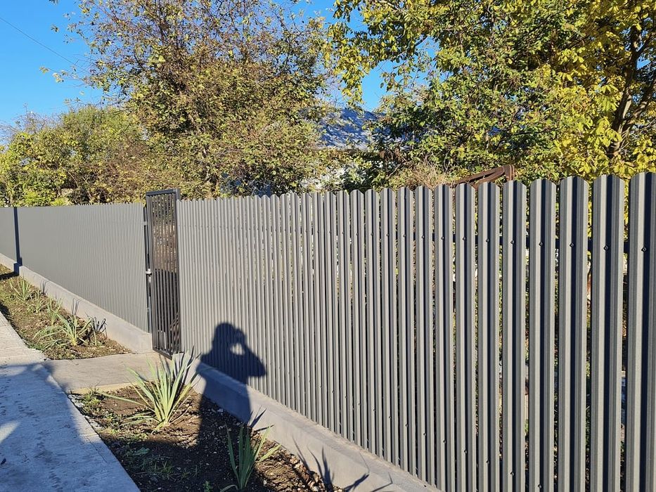 Vindem  garduri tip jaluzea șipcă metalică si porti din fer forjat
_t