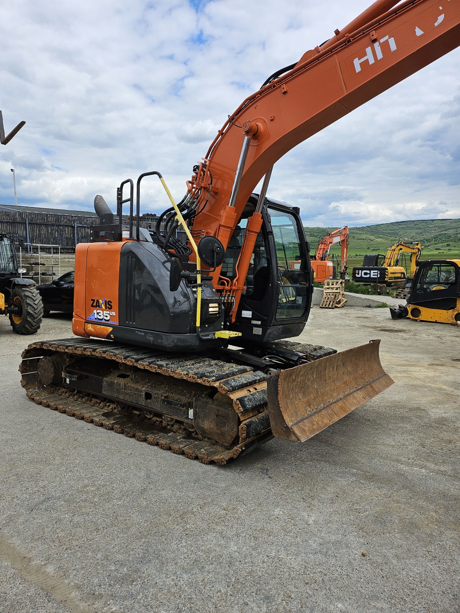 Hitachi 135 US Excavator