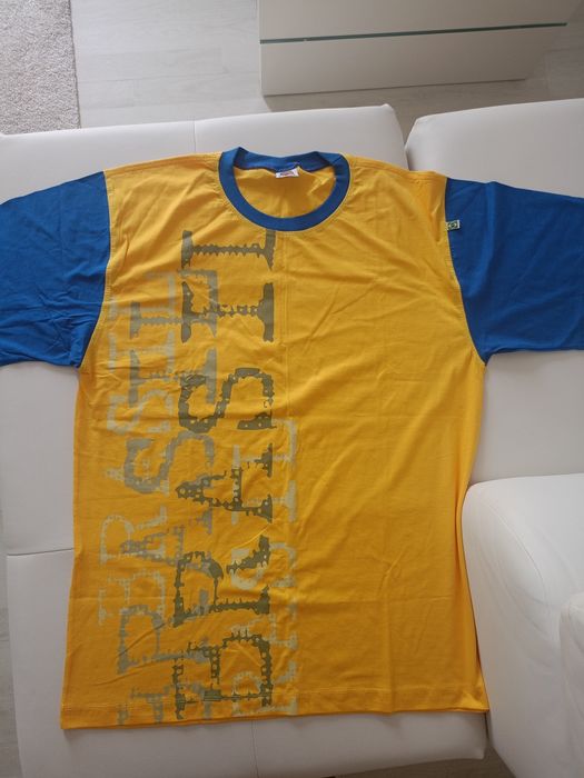 Vând tricou cu  imprimeu,nou nouț, produs de calitate superioara.